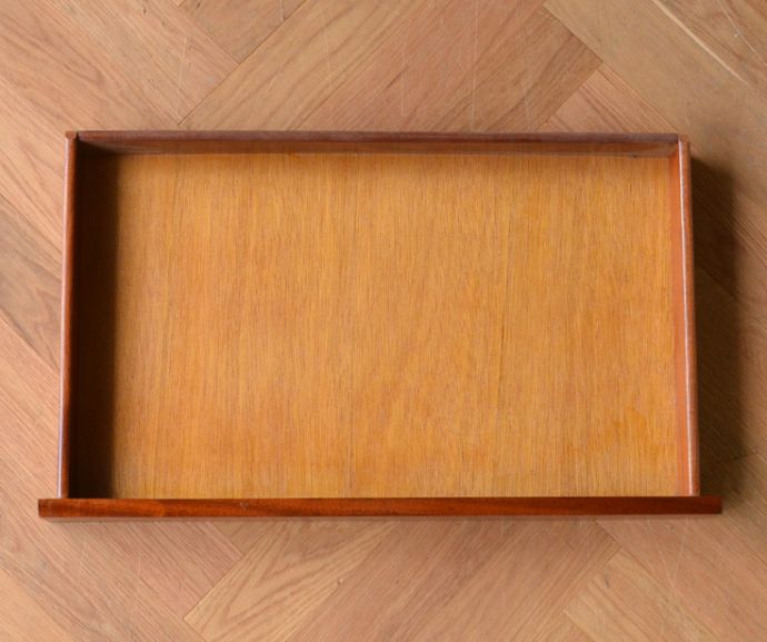 サイドバイサイド　アンティーク家具　イギリスのヴィンテージ家具、ホームオフィス社のデスクキャビネット。デスクの下には引き出しが１杯付いています。(q-603-f)