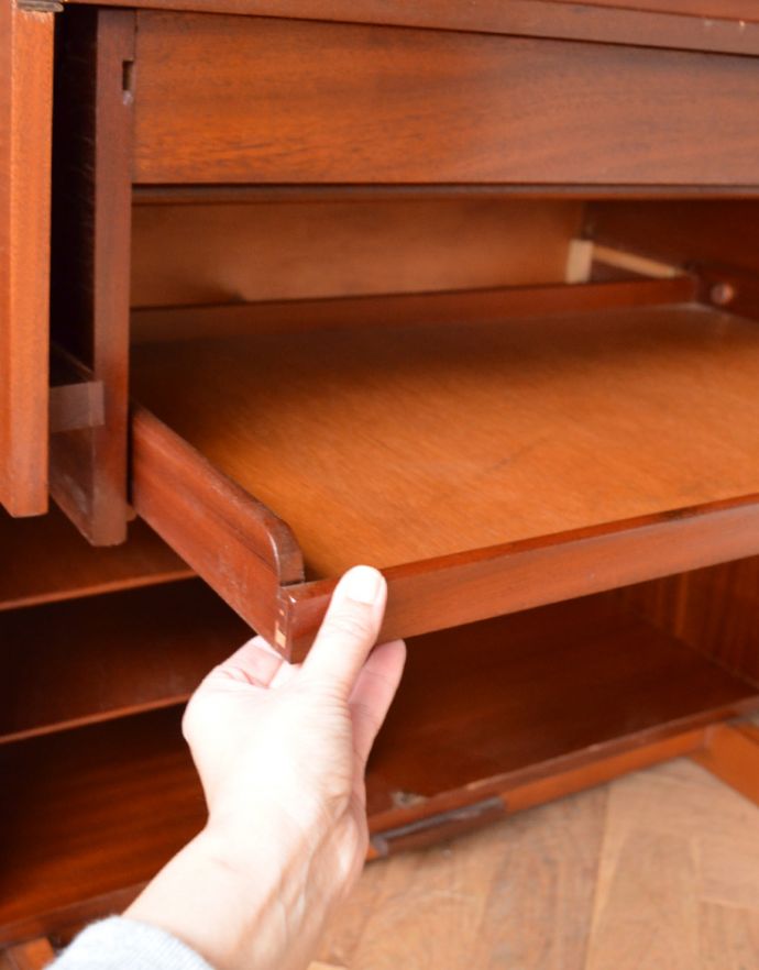 サイドバイサイド　アンティーク家具　イギリスのヴィンテージ家具、ホームオフィス社のデスクキャビネット。デスクに下にはスライドすると出てくるトレイが付いています。(q-603-f)