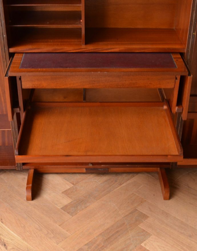 サイドバイサイド　アンティーク家具　イギリスのヴィンテージ家具、ホームオフィス社のデスクキャビネット。ちょっと書類を置いたりと、あると便利なトレーです。(q-603-f)