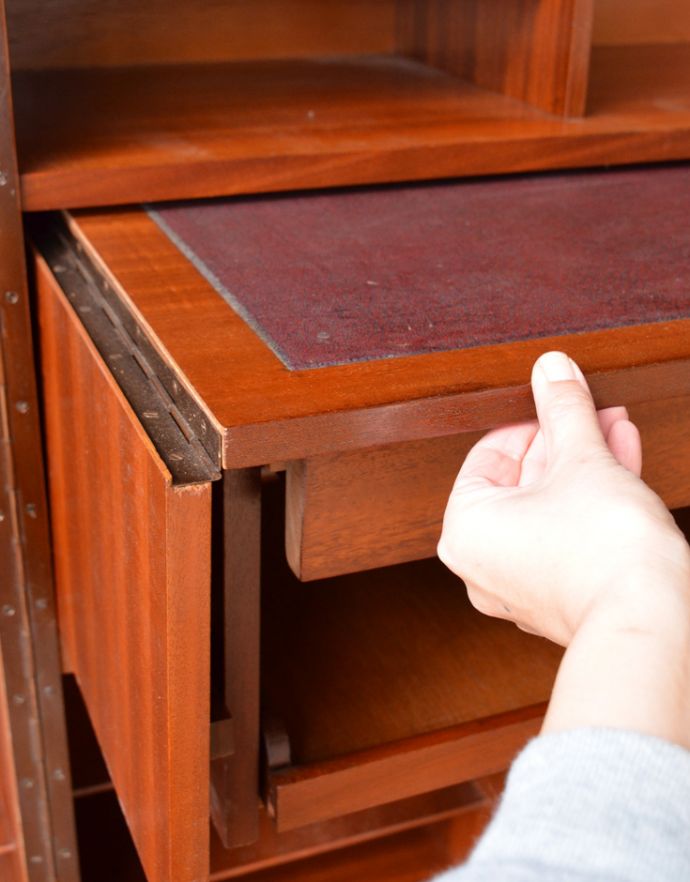 サイドバイサイド　アンティーク家具　イギリスのヴィンテージ家具、ホームオフィス社のデスクキャビネット。デスクもスライド式で作られています。(q-603-f)