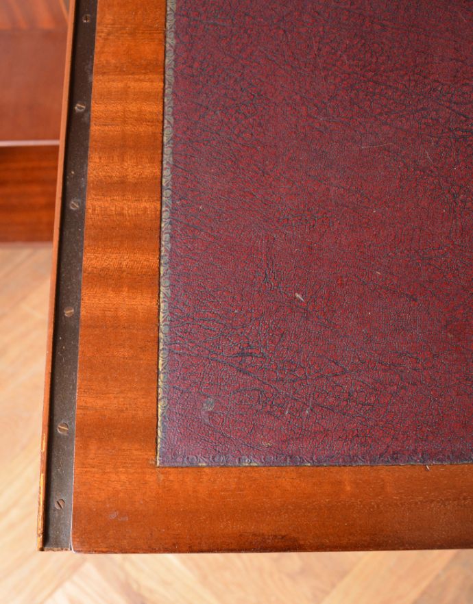 サイドバイサイド　アンティーク家具　イギリスのヴィンテージ家具、ホームオフィス社のデスクキャビネット。高級感を感じさせるレザー貼りです。(q-603-f)