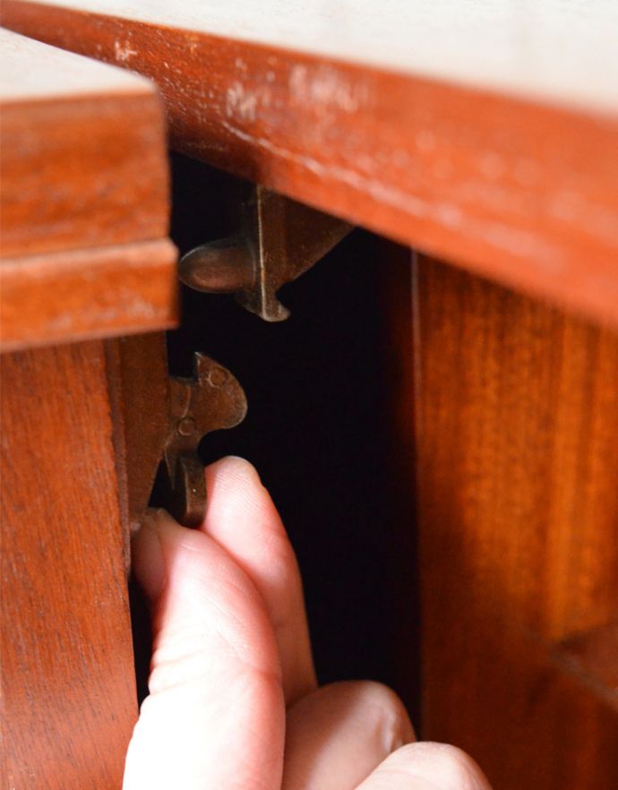 サイドバイサイド　アンティーク家具　イギリスのヴィンテージ家具、ホームオフィス社のデスクキャビネット。左側の扉とのストッパーです。(q-603-f)