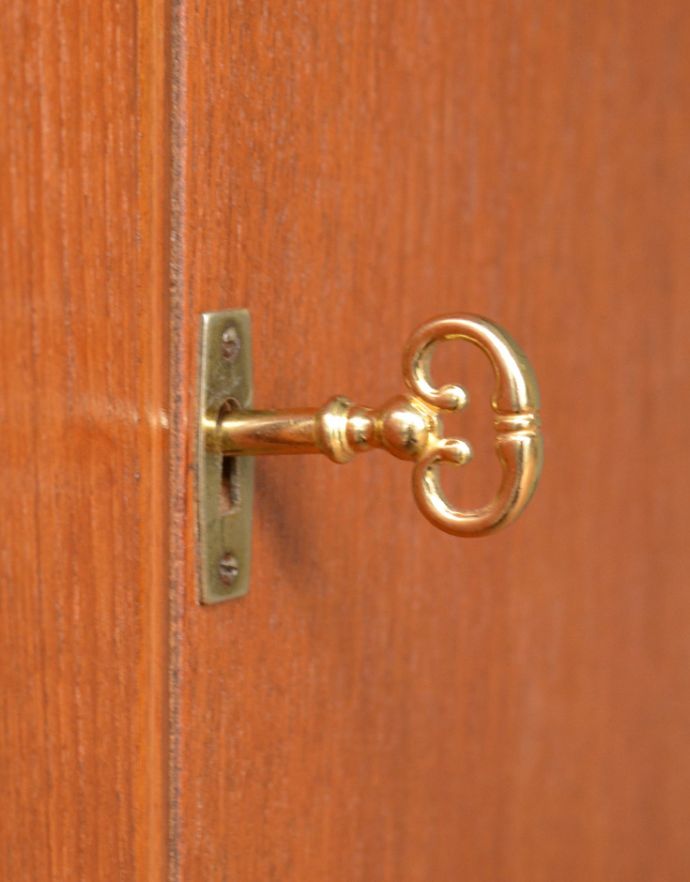 サイドバイサイド　アンティーク家具　イギリスのヴィンテージ家具、ホームオフィス社のデスクキャビネット。取っ手は鍵です。(q-603-f)