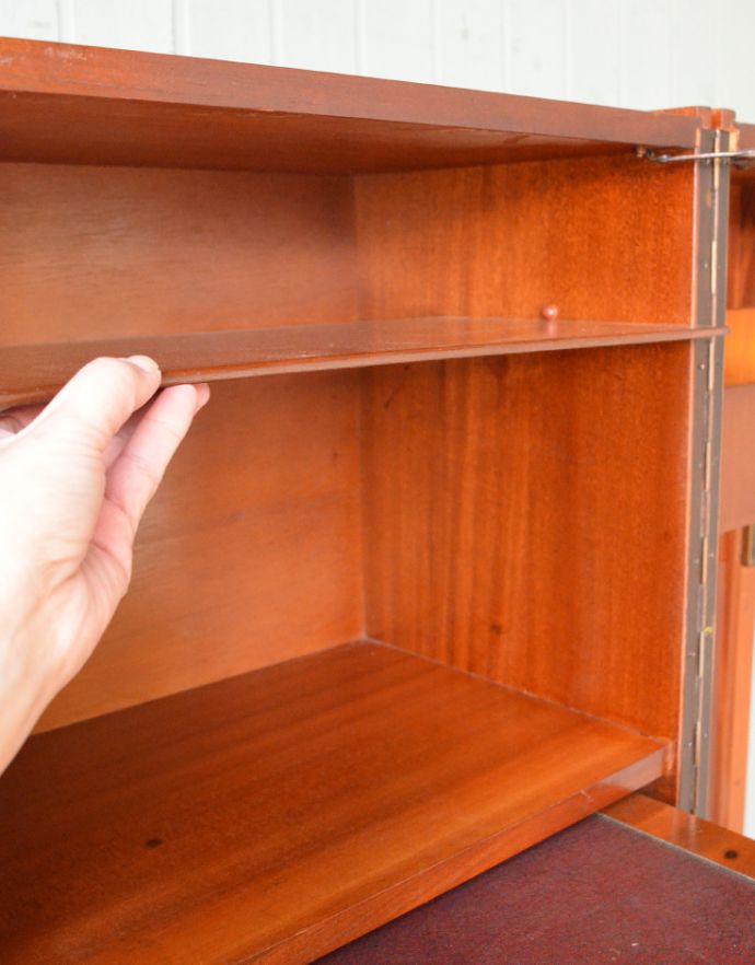 サイドバイサイド　アンティーク家具　イギリスのヴィンテージ家具、ホームオフィス社のデスクキャビネット。デスク上の右側の棚はスライドできます。(q-603-f)