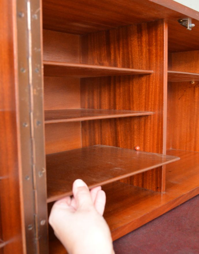 サイドバイサイド　アンティーク家具　イギリスのヴィンテージ家具、ホームオフィス社のデスクキャビネット。デスク上の左棚の一番下の棚はスライドできます。(q-603-f)