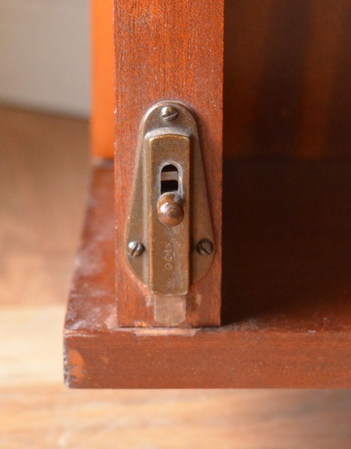 サイドバイサイド　アンティーク家具　イギリスのヴィンテージ家具、ホームオフィス社のデスクキャビネット。ストッパーも当時のものです。(q-603-f)