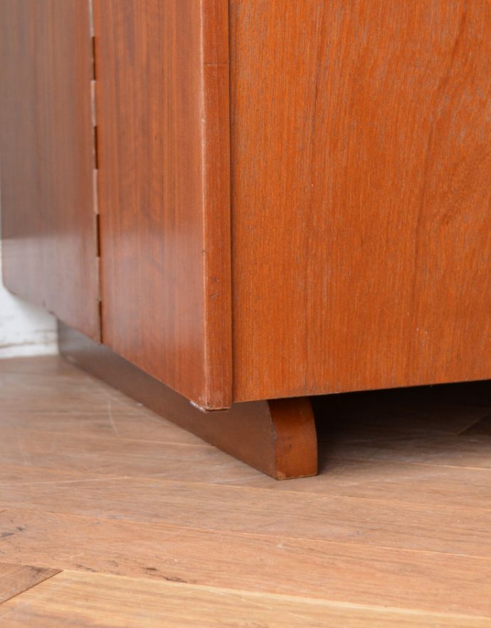 サイドバイサイド　アンティーク家具　イギリスのヴィンテージ家具、ホームオフィス社のデスクキャビネット。安定感のある脚がしっかり支えます。(q-603-f)