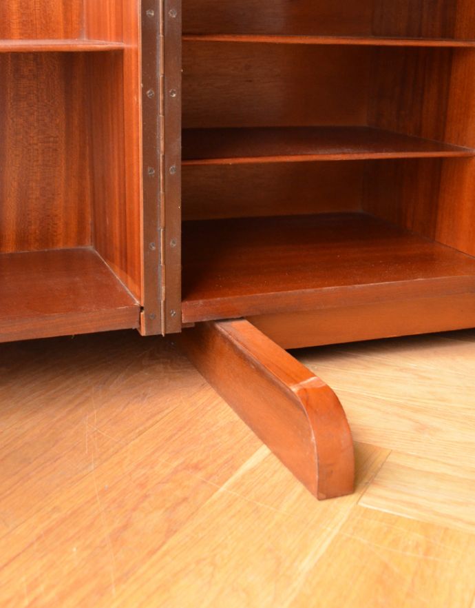 サイドバイサイド　アンティーク家具　イギリスのヴィンテージ家具、ホームオフィス社のデスクキャビネット。キャビネットを開いて使用する時は脚が出てきます。(q-603-f)