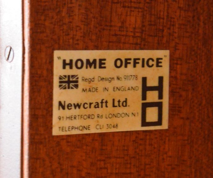 サイドバイサイド　アンティーク家具　イギリスのヴィンテージ家具、ホームオフィス社のデスクキャビネット。ホームオフィスのタグが残っていました。(q-603-f)