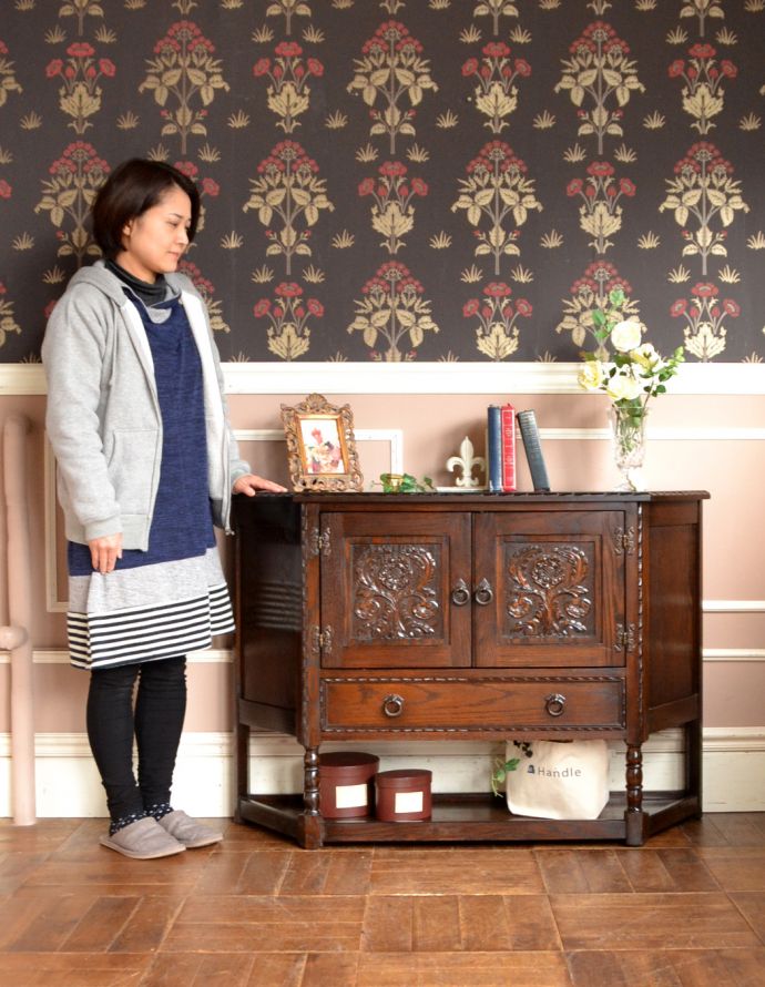 アンティークのキャビネット アンティーク家具 英国の伝統的デザインのアンティーク家具、JAYCEE社のキャビネット。リビングの電話台にいかがでしょう?家電を置いても雰囲気が崩れないところがさすがです。(q-604-f)