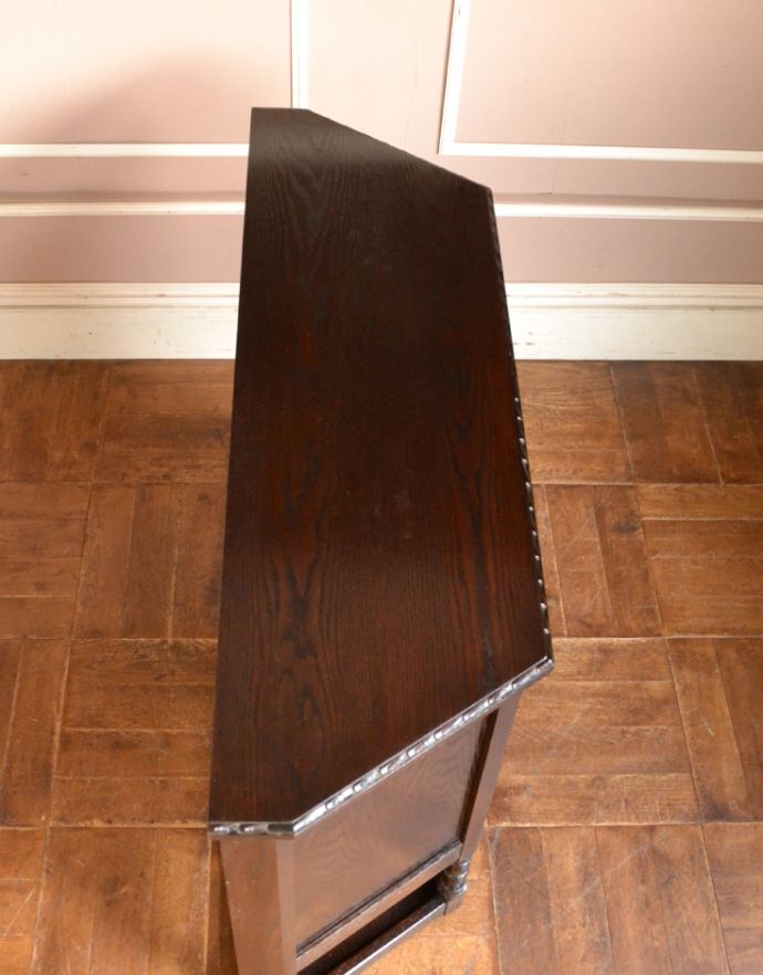 アンティークのキャビネット アンティーク家具 英国の伝統的デザインのアンティーク家具、JAYCEE社のキャビネット。天板もキレイな状態で仕上げてあります。(q-604-f)