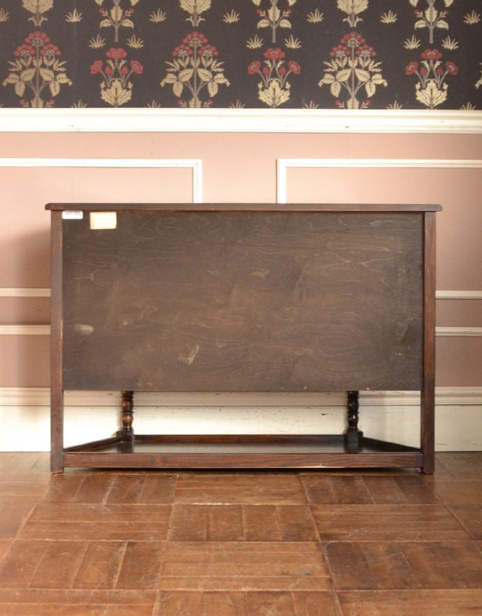 アンティークのキャビネット アンティーク家具 英国の伝統的デザインのアンティーク家具、JAYCEE社のキャビネット。アンティークは新品ではないので、経年変化によるキズはありますが、専門の職人によって目立たないようにキレイにお直しをしています。(q-604-f)