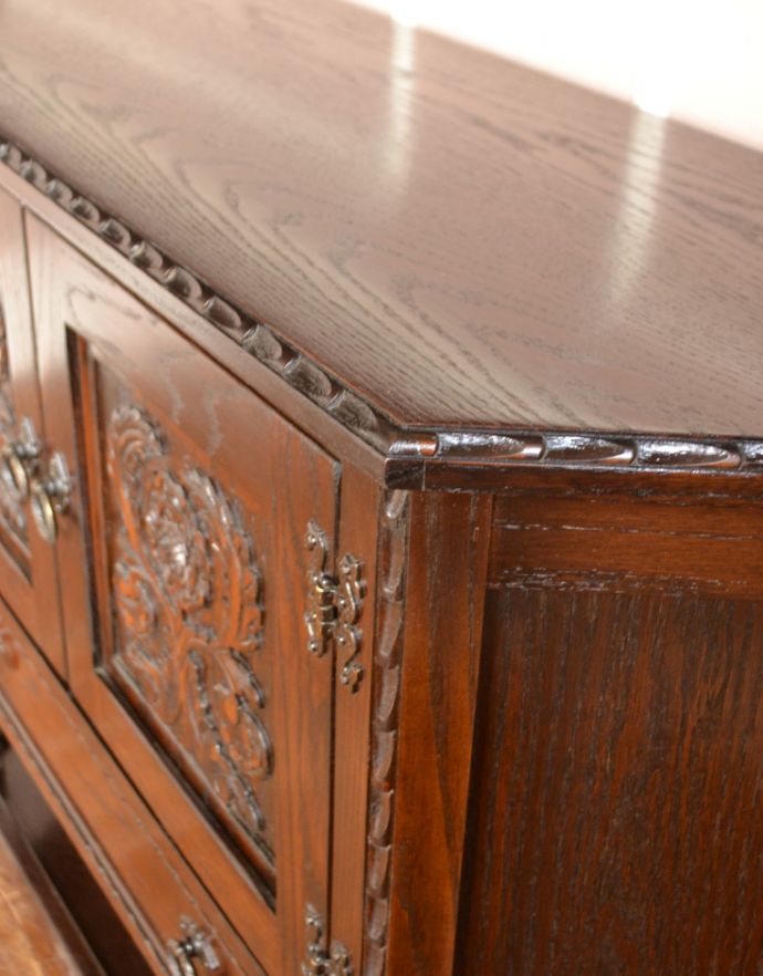 アンティークのキャビネット アンティーク家具 英国の伝統的デザインのアンティーク家具、JAYCEE社のキャビネット。天板の縁はこのようにカッティングが施されており、丁寧な仕上がりです。(q-604-f)