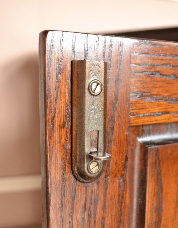 アンティークのキャビネット アンティーク家具 英国の伝統的デザインのアンティーク家具、JAYCEE社のキャビネット。ドアストッパーが付いています。(q-604-f)