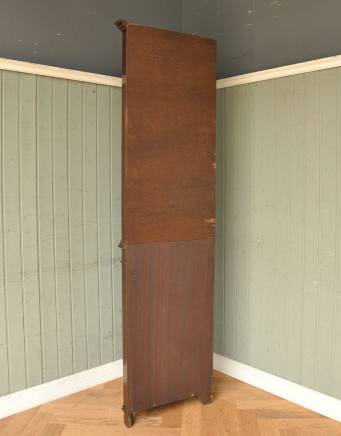 アンティークのキャビネット　アンティーク家具　お部屋の角を彩るアンティーク家具、ガラス扉のコーナーキャビネット。丈夫に作られているので、長くお使いいただけます。(q-605-f)