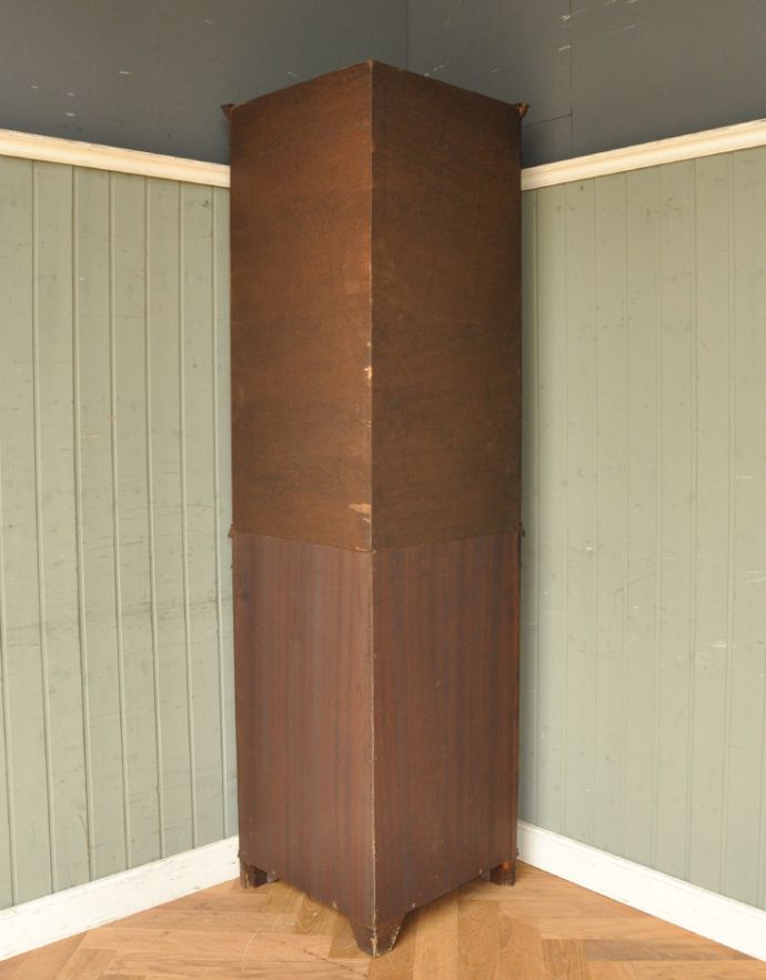 アンティークのキャビネット　アンティーク家具　お部屋の角を彩るアンティーク家具、ガラス扉のコーナーキャビネット。きちんとメンテナンスしてあるので、裏側もキレイです。(q-605-f)