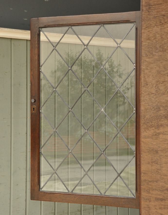 アンティークのキャビネット　アンティーク家具　お部屋の角を彩るアンティーク家具、ガラス扉のコーナーキャビネット。ガラスもアンティーク。(q-605-f)