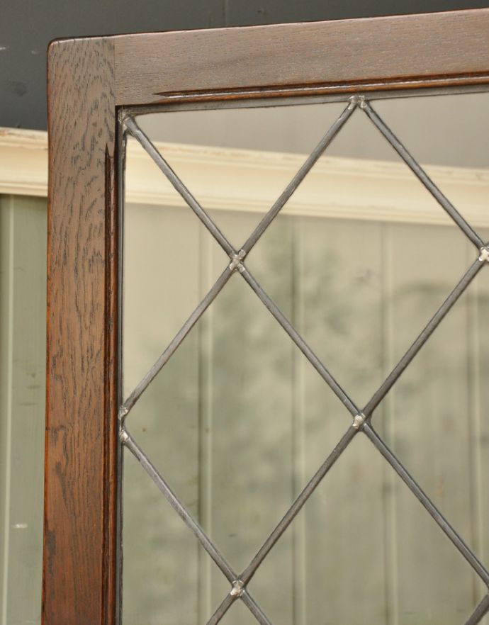 アンティークのキャビネット　アンティーク家具　お部屋の角を彩るアンティーク家具、ガラス扉のコーナーキャビネット。細やかで繊細な装飾。(q-605-f)