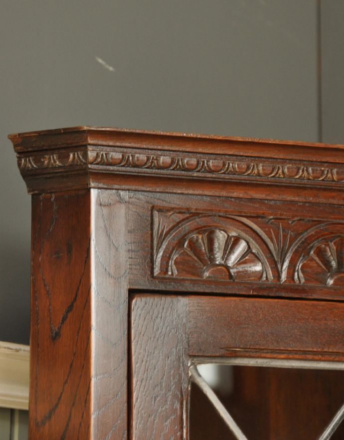 アンティークのキャビネット　アンティーク家具　お部屋の角を彩るアンティーク家具、ガラス扉のコーナーキャビネット。細やかで繊細な装飾。(q-605-f)