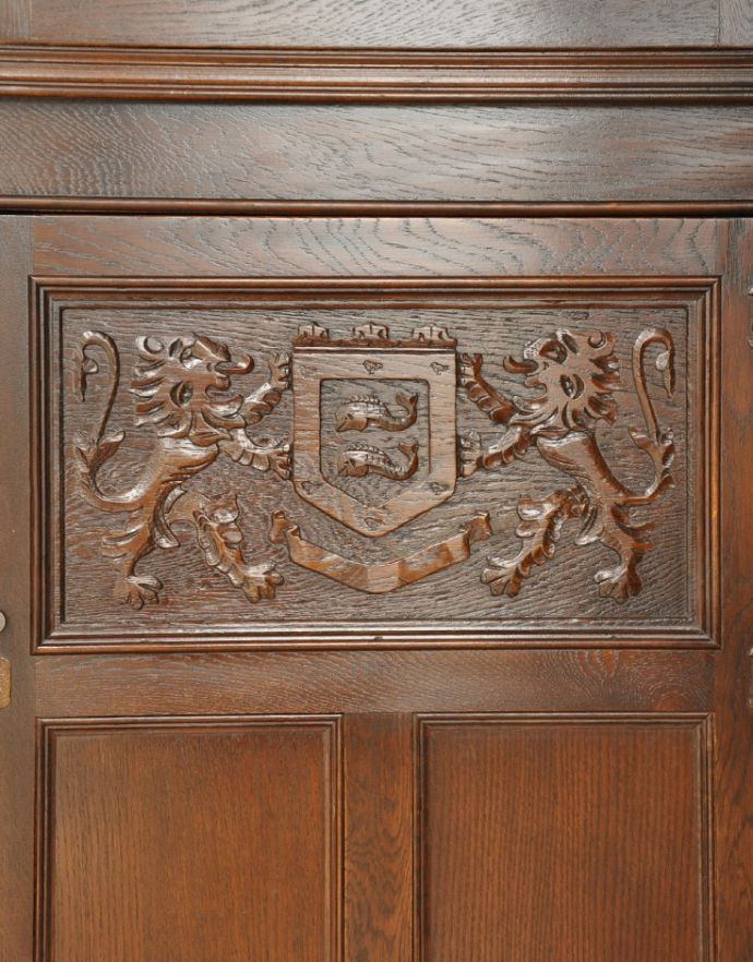 アンティークのキャビネット　アンティーク家具　お部屋の角を彩るアンティーク家具、ガラス扉のコーナーキャビネット。板戸は、彫がキレイに入っています。(q-605-f)