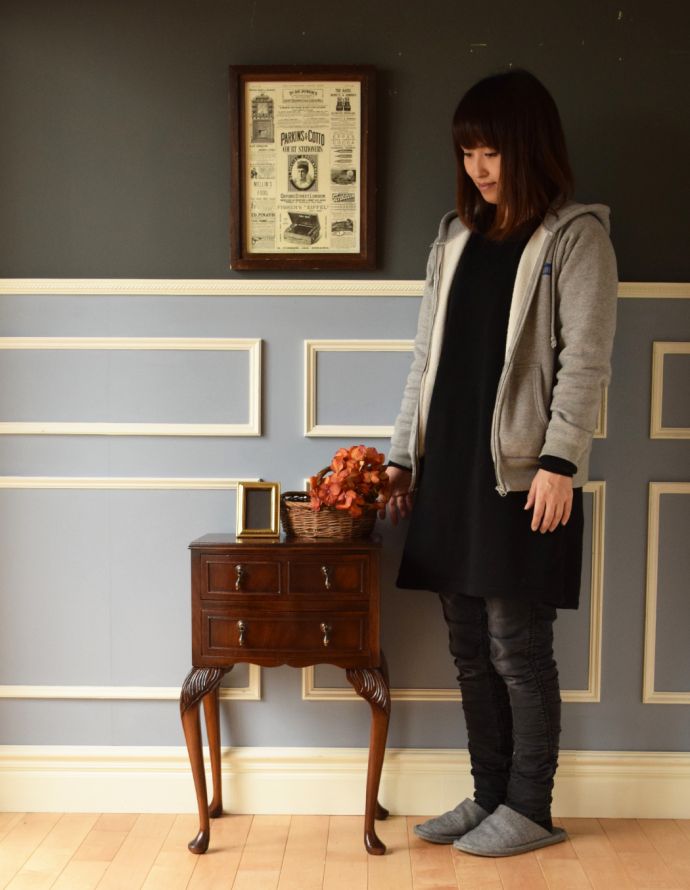 アンティークのチェスト　アンティーク家具　英国のアンティーク家具、ウォルナット材の小さなチェストオブドロワーズ。高級感があって女性らしい優しいシルエット。(q-606-f)