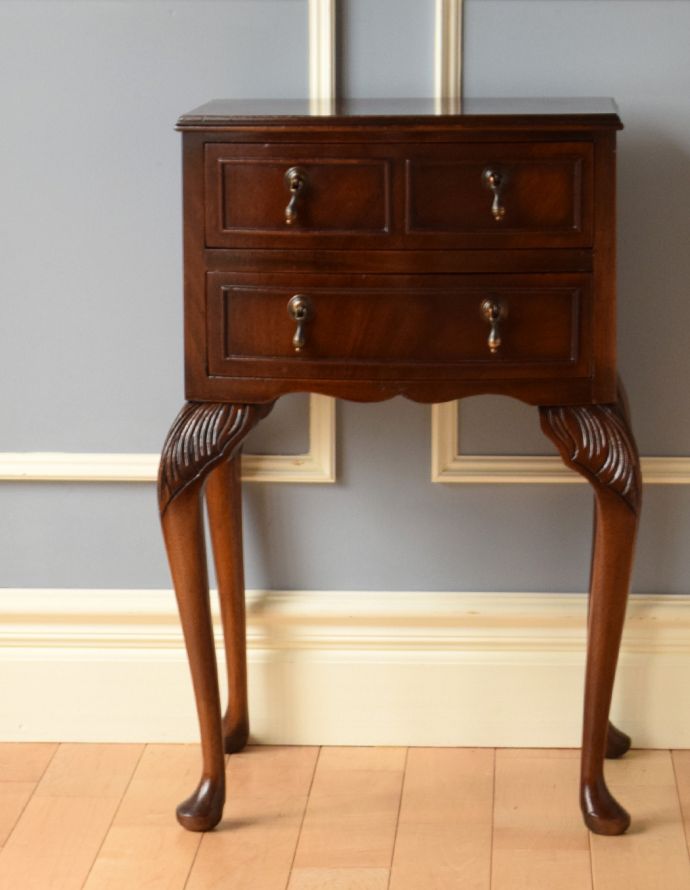 アンティークのチェスト　アンティーク家具　英国のアンティーク家具、ウォルナット材の小さなチェストオブドロワーズ。文庫本や漫画、リモコンなど近くに置いておきたいものを収納しておけばとっても便利ですよ。(q-606-f)