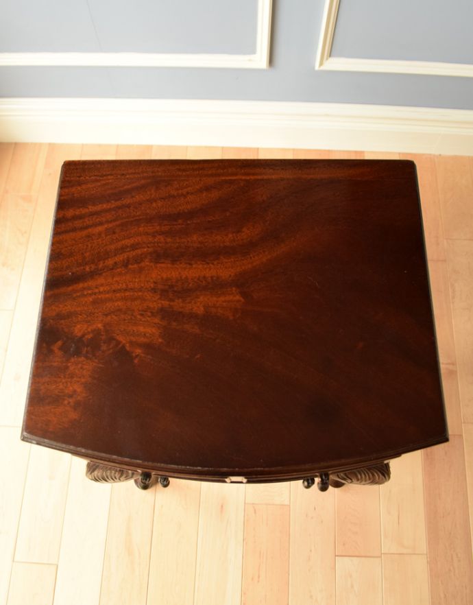 アンティークのチェスト　アンティーク家具　英国のアンティーク家具、ウォルナット材の小さなチェストオブドロワーズ。天板も木目がキレイです。(q-606-f)