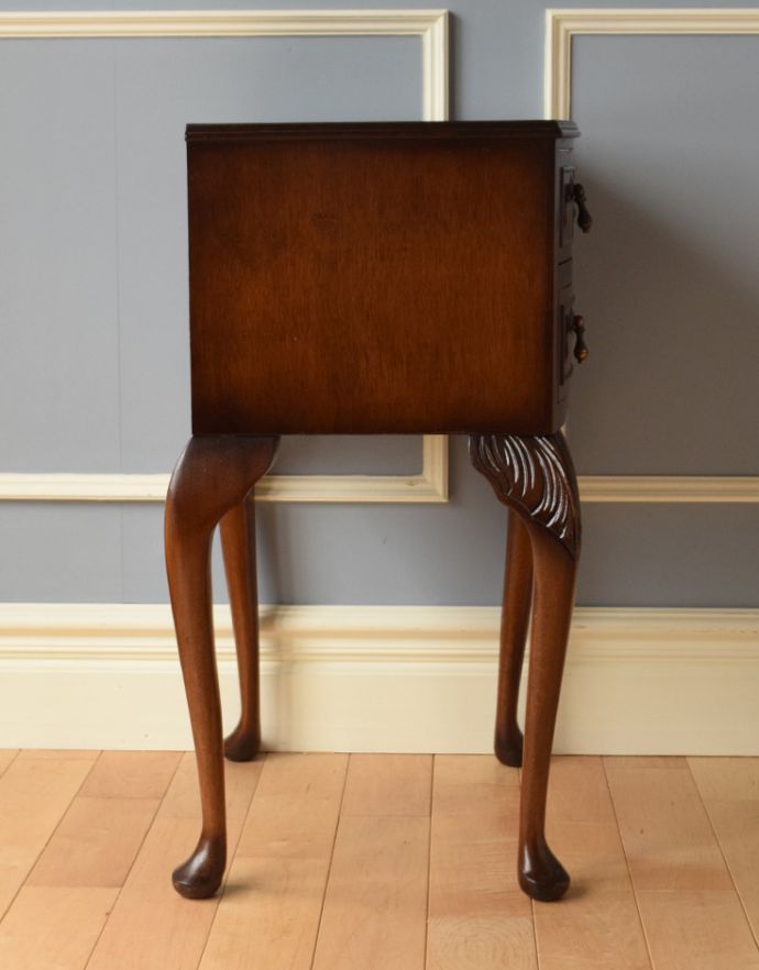 アンティークのチェスト　アンティーク家具　英国のアンティーク家具、ウォルナット材の小さなチェストオブドロワーズ。サイドから見ても絵になります。(q-606-f)