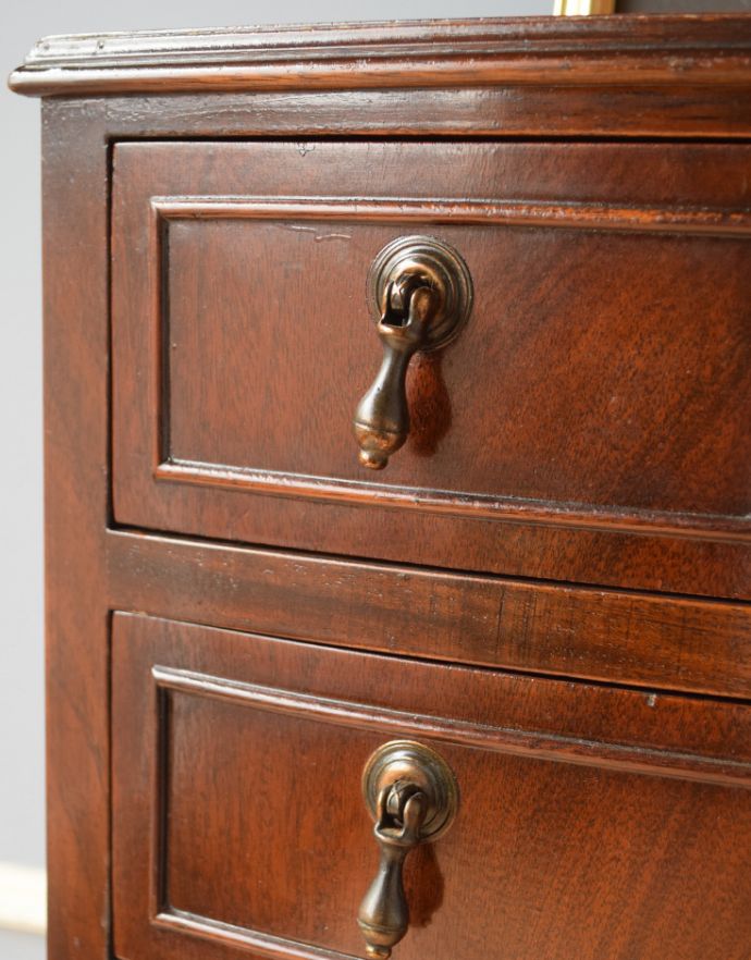 アンティークのチェスト　アンティーク家具　英国のアンティーク家具、ウォルナット材の小さなチェストオブドロワーズ。アンティークの装飾がオシャレな取っ手です。(q-606-f)