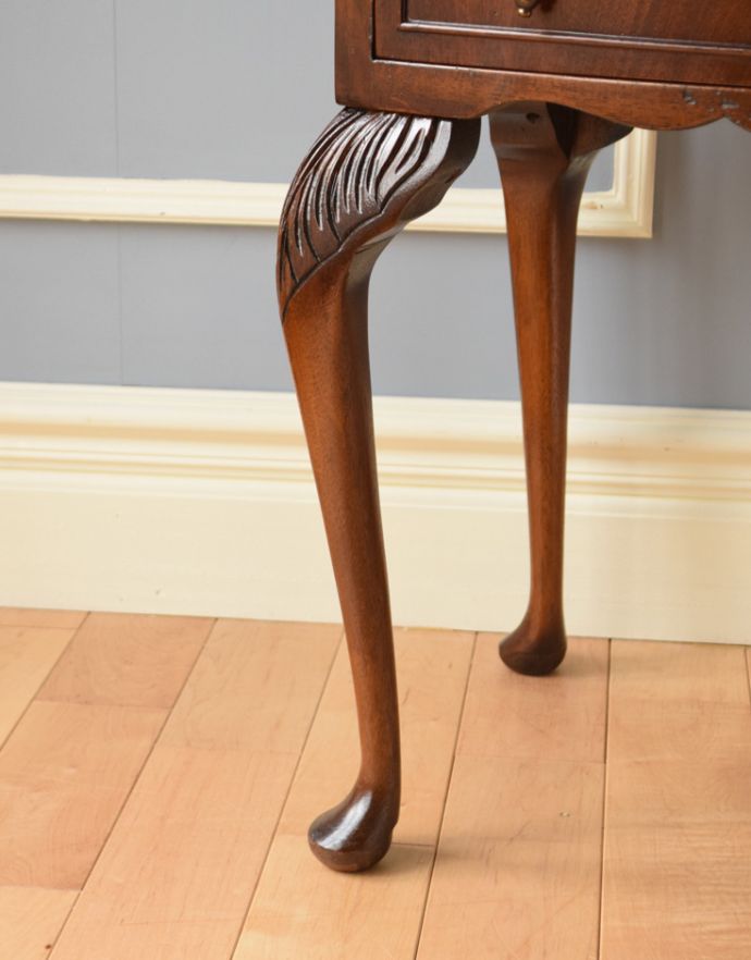 アンティークのチェスト　アンティーク家具　英国のアンティーク家具、ウォルナット材の小さなチェストオブドロワーズ。上品なラインの脚がしっかりとキャビネットを支えます。(q-606-f)