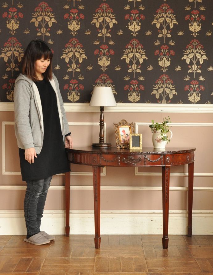 ロイドテーブル　アンティーク家具　イギリス輸入のアンティーク家具、お花の彫りが刻まれたコンソールテーブル。そっと壁に付けて置くだけで、オシャレな雰囲気に。(q-607-f)