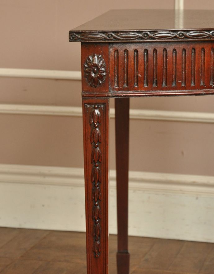 ロイドテーブル　アンティーク家具　イギリス輸入のアンティーク家具、お花の彫りが刻まれたコンソールテーブル。脚一本一本にも丁寧に装飾が付いています。(q-607-f)