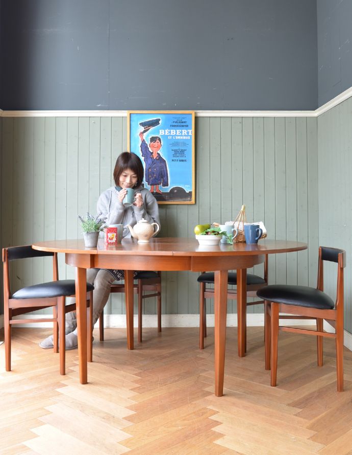 ロイドテーブル　アンティーク家具　Nathan（ネイサン）社の伸張式のダイニングテーブル５点セット、ヴィンテージ家具。広げるとこ〜んなに広くなります！急な来客があっても、このテーブルがあれば安心！４〜６人で使えます。(q-609-f)