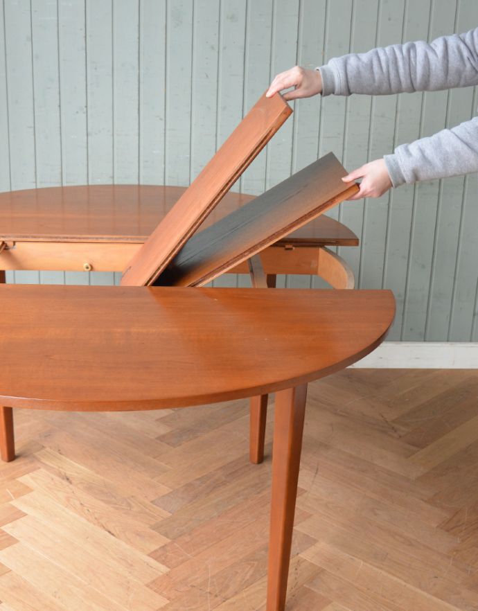 ロイドテーブル　アンティーク家具　Nathan（ネイサン）社の伸張式のダイニングテーブル５点セット、ヴィンテージ家具。中にたたまれている天板を引き出すだけです。(q-609-f)