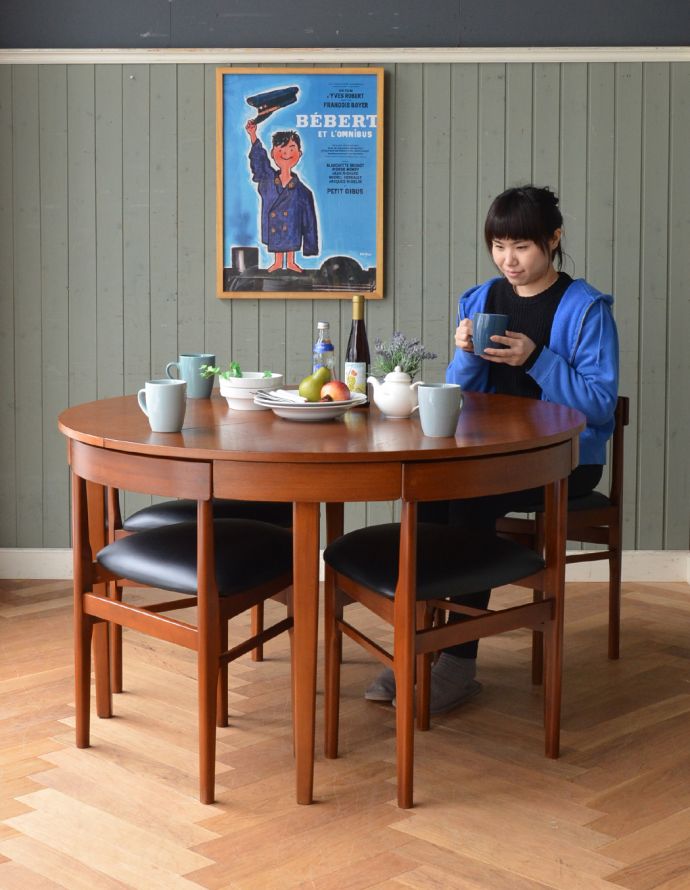 ロイドテーブル　アンティーク家具　Nathan（ネイサン）社の伸張式のダイニングテーブル５点セット、ヴィンテージ家具。閉じるとコンパクトになるのでアパートや一人住まいの方にもオススメ！（モデルの身長は158cmです）【 全体 】幅120.5×奥行121×高さ73.5cm（↑写真の状態）。(q-609-f)