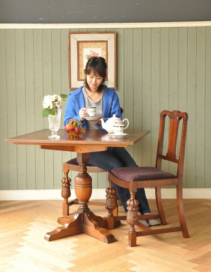 ロイドテーブル　アンティーク家具　イギリスのアンティーク家具、重厚な脚のダイニングテーブル。２〜４人でお使い頂くとちょうどいいサイズです。(q-610-f )