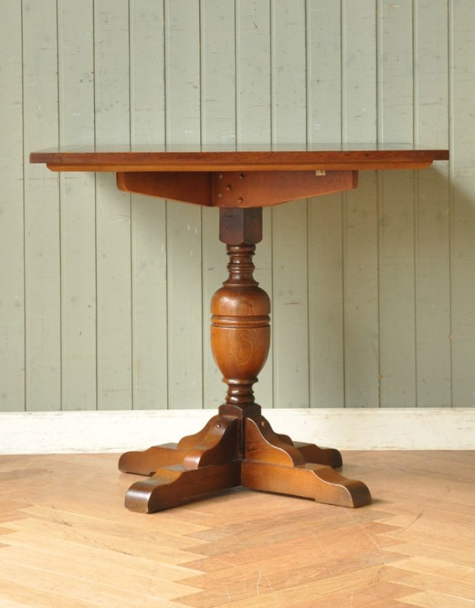 ロイドテーブル　アンティーク家具　イギリスのアンティーク家具、重厚な脚のダイニングテーブル。アンティークは新品ではないので、経年変化によるキズはありますが、専門の職人によって目立たないようにキレイにお直しをしています。(q-610-f )