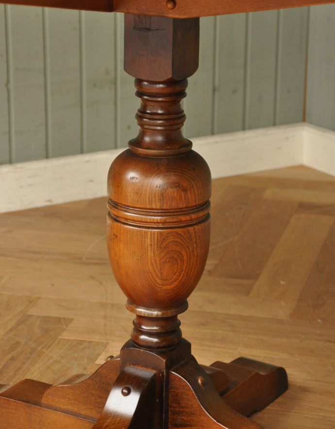 ロイドテーブル　アンティーク家具　イギリスのアンティーク家具、重厚な脚のダイニングテーブル。脚の接合部もこだわってデザインされています。(q-610-f )