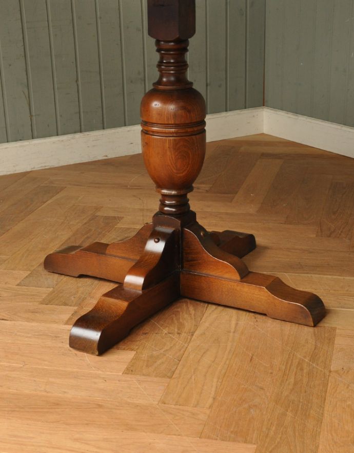 ロイドテーブル　アンティーク家具　イギリスのアンティーク家具、重厚な脚のダイニングテーブル。キチンとお直ししました。(q-610-f )