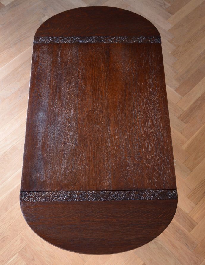 ロイドテーブル アンティーク家具 天板の彫りが美しいアンティークの英国家具、伸張式のダイニングテーブル。天板もピカピカにお直ししました。(q-611-f )