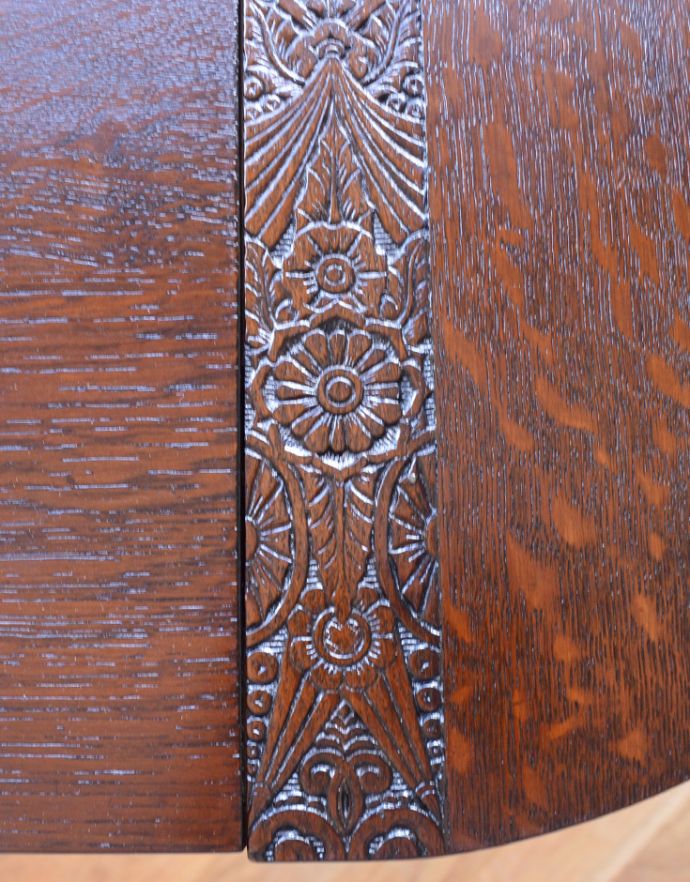 ロイドテーブル アンティーク家具 天板の彫りが美しいアンティークの英国家具、伸張式のダイニングテーブル。メンテナンスをしてありますので、つなぎ目も美しいです。(q-611-f )