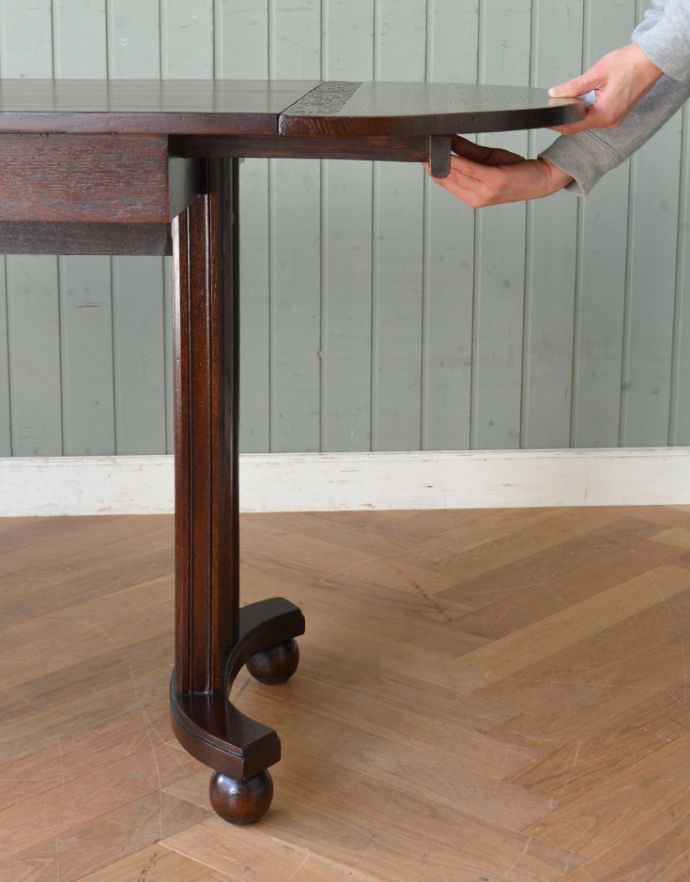 ロイドテーブル アンティーク家具 天板の彫りが美しいアンティークの英国家具、伸張式のダイニングテーブル。広げるのはとっても簡単。(q-611-f )