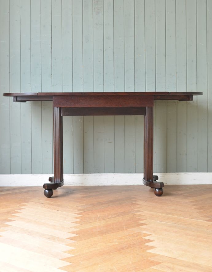 ロイドテーブル アンティーク家具 天板の彫りが美しいアンティークの英国家具、伸張式のダイニングテーブル。広げた状態。(q-611-f )