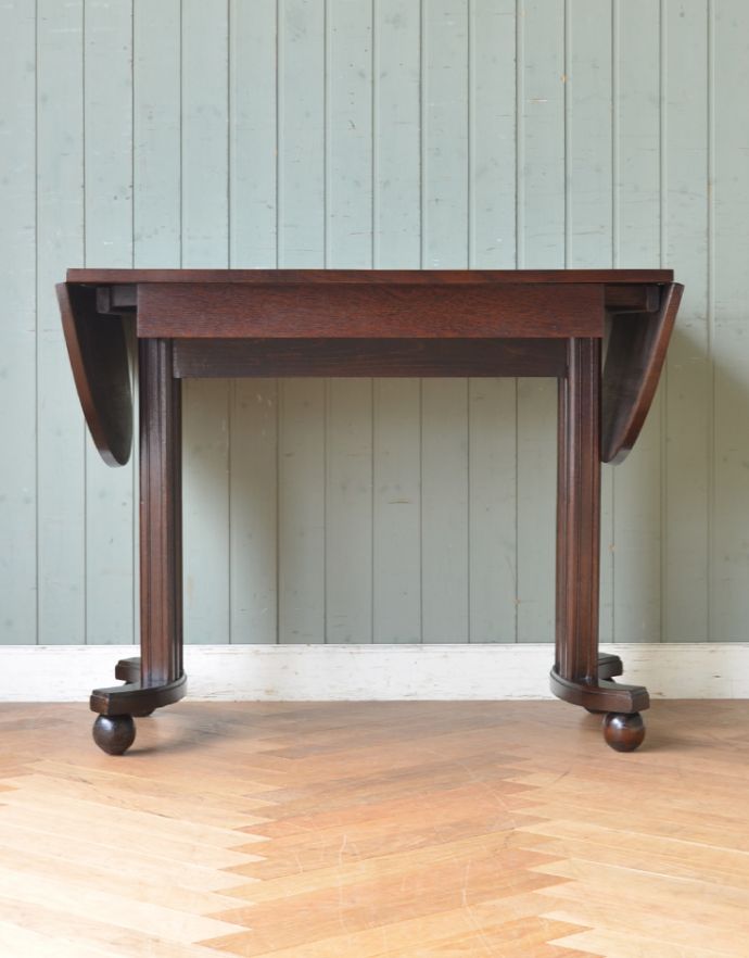 ロイドテーブル アンティーク家具 天板の彫りが美しいアンティークの英国家具、伸張式のダイニングテーブル。片開きの状態でもご使用頂けます。(q-611-f )