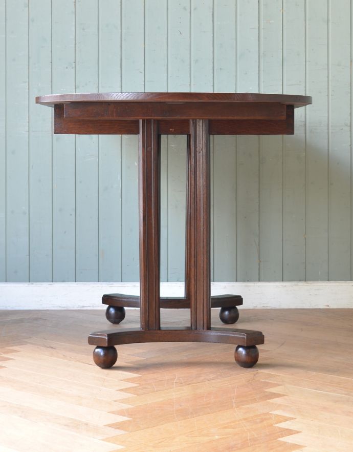 ロイドテーブル アンティーク家具 天板の彫りが美しいアンティークの英国家具、伸張式のダイニングテーブル。デザインのある脚が可愛いです。(q-611-f )