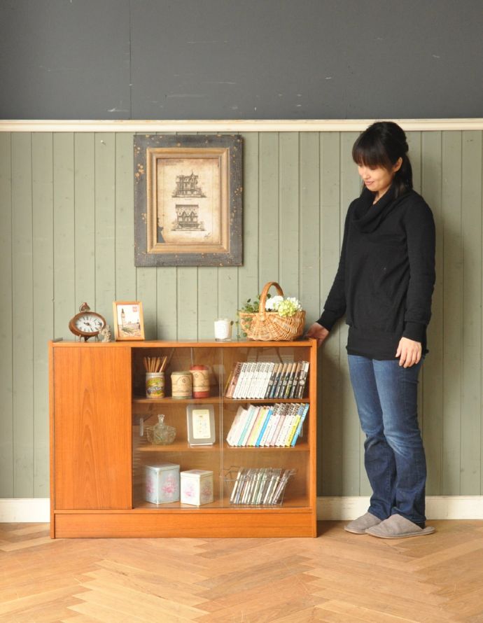 アンティークのキャビネット　アンティーク家具　北欧風シンプルデザインのヴィンテージ家具、ガラスキャビネット。リビングの電話台にもオススメです。(q-612-f )