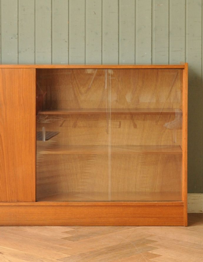 アンティークのキャビネット　アンティーク家具　北欧風シンプルデザインのヴィンテージ家具、ガラスキャビネット。北欧家具のお部屋にピッタリ！男女ともに人気のシンプルでスタイリッシュなインテリアです。(q-612-f )