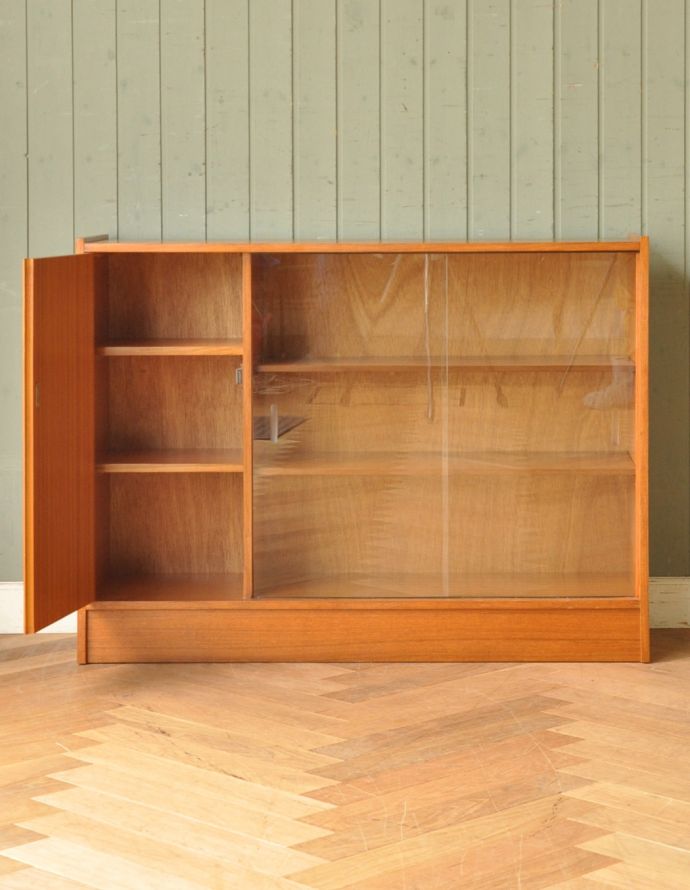 アンティークのキャビネット　アンティーク家具　北欧風シンプルデザインのヴィンテージ家具、ガラスキャビネット。棚板が付いているのできちんと整理整頓ができます。(q-612-f )