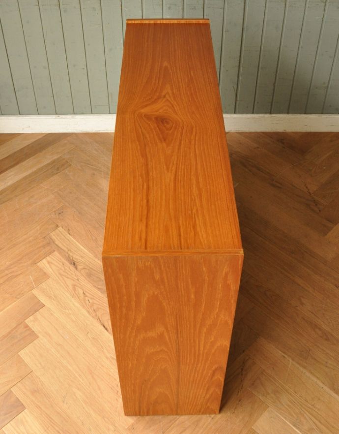 アンティークのキャビネット　アンティーク家具　北欧風シンプルデザインのヴィンテージ家具、ガラスキャビネット。天板もキレイに塗装を仕上げました。(q-612-f )