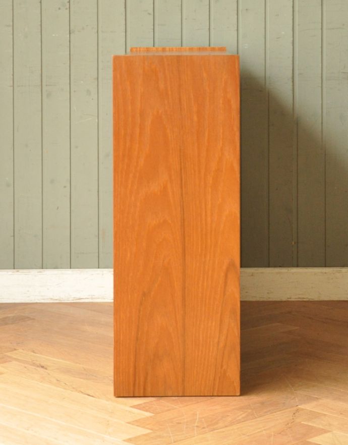 アンティークのキャビネット　アンティーク家具　北欧風シンプルデザインのヴィンテージ家具、ガラスキャビネット。サイドから見てもキレイな状態です。(q-612-f )